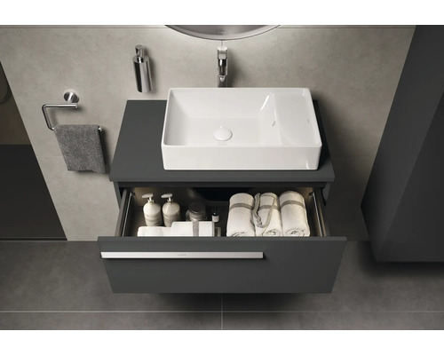 Modernes Badezimmer mit Waschbecken, Unterschrank mit Auszug und Badaccessoires