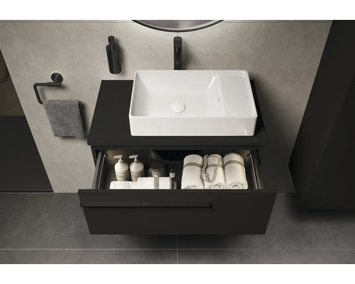 Modernes Badezimmer mit Waschbecken, Unterschrank mit Schublade und Handtüchern