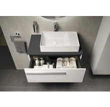 Badezimmer mit Waschtisch, Waschbecken und offenem Schubfach mit Handtüchern und Pflegeprodukten