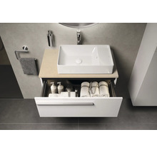 Badezimmerwaschtisch mit offenem Schubfach, Waschbecken, Handtüchern und Pflegeprodukten
