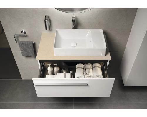 Badezimmerwaschtisch mit offenem Schubfach, Waschbecken, Handtüchern und Pflegeprodukten