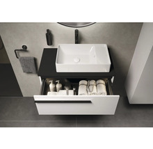 Modernes Badezimmer mit Waschbecken, Unterschrank mit Schublade, Handtüchern und Badutensilien