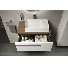 Modernes Badezimmer mit Waschtisch, Waschbecken und offenem Schubladenelement zur Aufbewahrung von Badutensilien