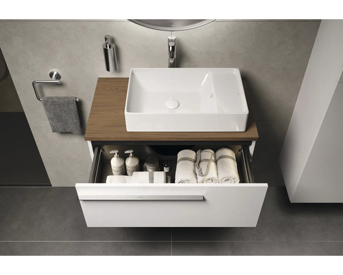 Modernes Badezimmer mit Waschtisch, Waschbecken und offenem Schubladenelement zur Aufbewahrung von Badutensilien
