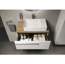 Modernes Badezimmer mit Waschtisch, offenem Schubfach und Accessoires