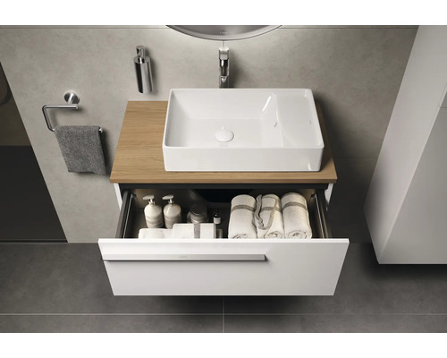 Modernes Badezimmer mit Waschtisch, offenem Schubfach und Accessoires