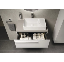 Waschbecken mit offenem Unterschrank im Badezimmer
