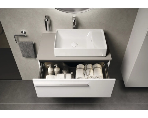 Waschbecken mit offenem Unterschrank im Badezimmer
