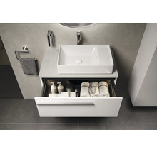 Badezimmer mit Waschbecken, Waschtischunterschrank mit Auszug, Handtüchern und Badutensilien