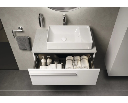 Badezimmer mit Waschbecken, Waschtischunterschrank mit Auszug, Handtüchern und Badutensilien