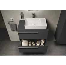 Modernes Badezimmer mit Waschtischunterschrank, Waschbecken und offenem Schubladenfach zur Aufbewahrung