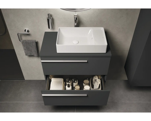 Modernes Badezimmer mit Waschtischunterschrank, Waschbecken und offenem Schubladenfach zur Aufbewahrung