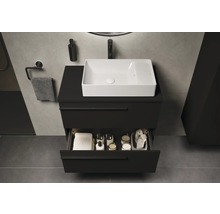 Modernes Badezimmer mit schwarzem Waschtischunterschrank und offenem Schubfach