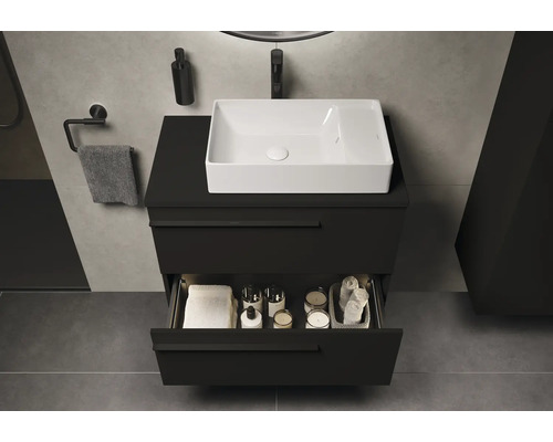 Modernes Badezimmer mit schwarzem Waschtischunterschrank und offenem Schubfach