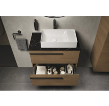 Badezimmer mit Waschbecken, Unterschrank mit Schublade, Armatur und Accessoires.