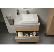 Badezimmerwaschtisch mit offenem Schubfach, Handtüchern, Kerzen und Kosmetikprodukten