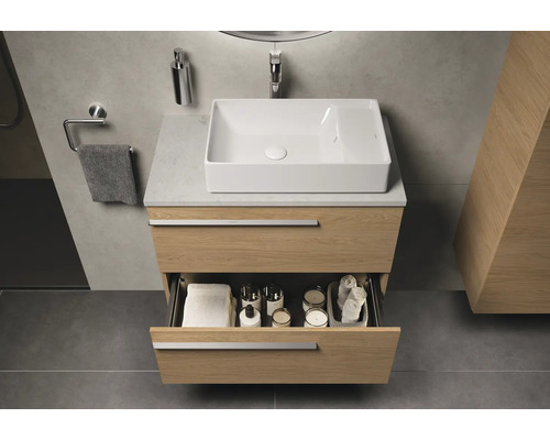Badezimmerwaschtisch mit offenem Schubfach, Handtüchern, Kerzen und Kosmetikprodukten