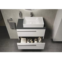 Modernes Badezimmer mit Waschbecken, Unterschrank und offenem Schubfach