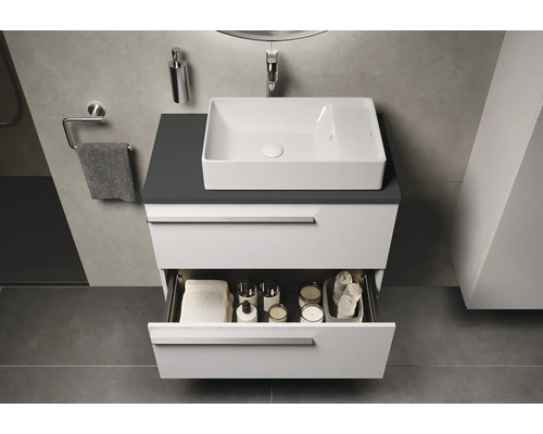 Modernes Badezimmer mit Waschbecken, Unterschrank und offenem Schubfach