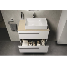 Modernes Badezimmer mit Waschbecken auf Unterschrank mit offener Schublade und Badutensilien