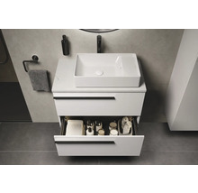 Modernes Badezimmer mit weißem Waschtisch, Aufsatzwaschbecken, offenem Schubfach und Accessoires