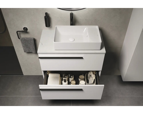 Modernes Badezimmer mit weißem Waschtisch, Aufsatzwaschbecken, offenem Schubfach und Accessoires