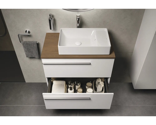 Badezimmer mit Waschbecken, Unterschrank und offener Schublade zur Aufbewahrung von Badutensilien