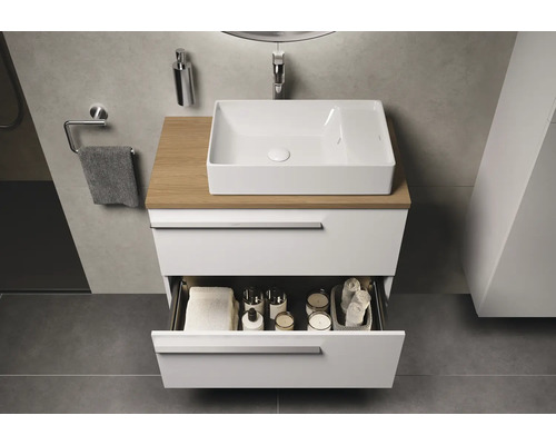 Badezimmer mit Waschbecken, Waschtischunterschrank mit Auszug, Handtuch und Badutensilien