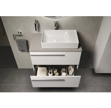 Modernes Badezimmer mit Waschbecken, Unterschrank mit offener Schublade und Badutensilien