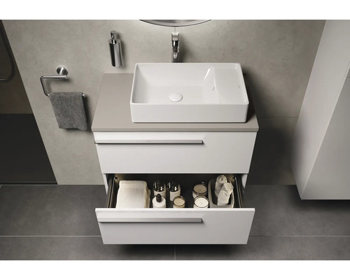 Modernes Badezimmer mit Waschbecken, Unterschrank mit offener Schublade und Badutensilien