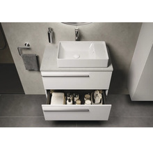 Modernes Badezimmer mit Waschbecken, Unterschrank mit offener Schublade und Badaccessoires