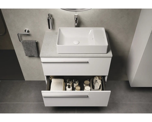 Modernes Badezimmer mit Waschbecken, Unterschrank mit offener Schublade und Badaccessoires