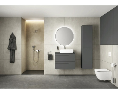 Modernes Badezimmer mit Dusche, Waschtisch, Spiegel, Toilette und Bademantel
