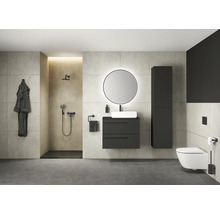 Modernes Badezimmer mit Dusche, Waschtisch, Spiegel und Toilette.