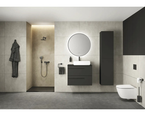 Modernes Badezimmer mit Dusche, Waschtisch, Spiegel und Toilette.