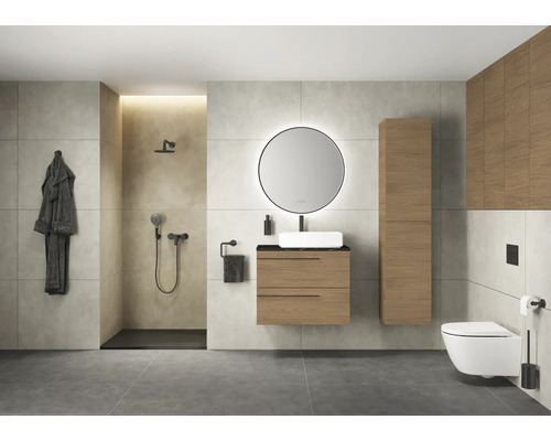 Modernes Badezimmer mit Dusche, Waschtisch, Spiegel, Toilette und Holzschränken.