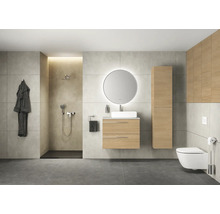 Modernes Badezimmer mit Dusche, Waschtisch, Spiegel und Toilette.