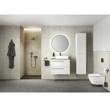 Modernes Badezimmer mit Dusche, Waschtisch, Spiegel und Toilette