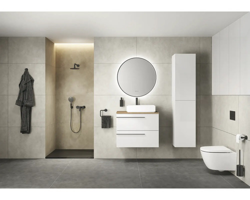 Modernes Badezimmer mit Dusche, Waschtisch, Spiegel und Toilette