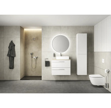 Modernes Badezimmer mit Dusche, Waschtisch, Spiegelschrank, Hochschrank und Toilette.