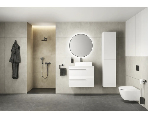 Modernes Badezimmer mit Dusche, Waschtisch, Spiegel, Toilette und Badmöbeln
