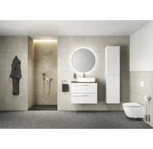 Helles Badezimmer mit Dusche, Waschbecken, Spiegel und Toilette für eine moderne Badezimmergestaltung.