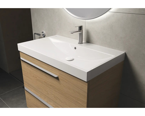 Waschtischunterschrank mit Becken und Armatur im Badezimmer