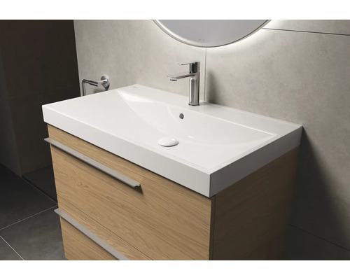 Waschtisch mit Holzunterschrank und Aufsatzwaschbecken im Badezimmer