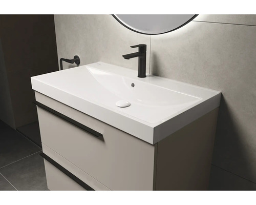 Waschtischunterschrank mit Waschbecken und Armatur im Badezimmer