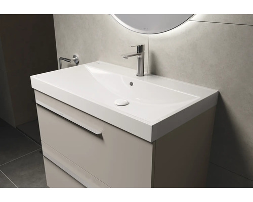 Waschtischunterschrank mit Waschbecken und Armatur im Badezimmer
