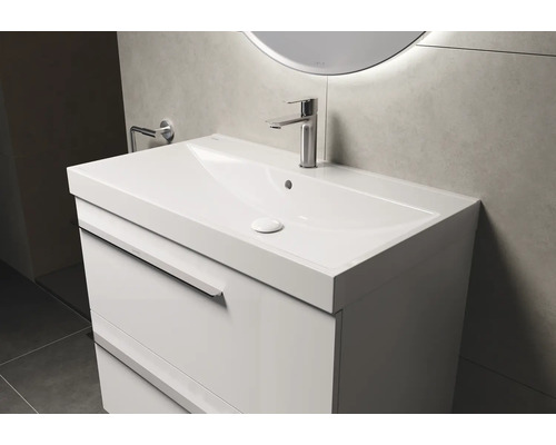 Waschtisch mit Unterschrank und Armatur im Badezimmer