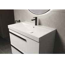 Waschtisch mit Unterschrank und Armatur im Badezimmer.