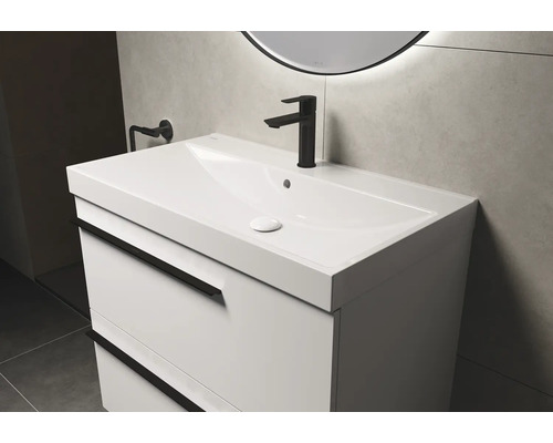 Waschtisch mit Unterschrank und Armatur im Badezimmer.