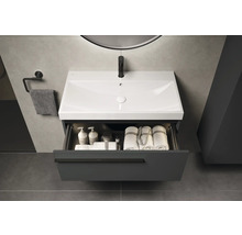 Waschtisch mit Waschbecken und geöffneter Schublade im Badezimmer